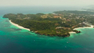 Yukarıdan kumlu plajları ve otelleri olan Boracay tropikal adasının kıyısında. Yaz ve seyahat tatili konsepti. Filipinler.