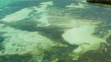 Şeffaf deniz suyu olan mavi arkaplan metin için boşluk kopyalar. Lagün ve mercan resiflerinde deniz suyu yüzeyi. Üst manzara şeffaf turkuaz okyanus su yüzeyi. arkaplan dokusu