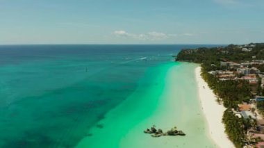 Turkuaz suyu ve yukarıdan beyaz kumlu plajı olan tropik bir göl. Boracay, Filipinler. Turistlerin ve otellerin olduğu beyaz plaj. Yaz ve seyahat tatil konsepti.