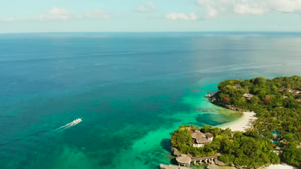 热带白色沙滩 靠近蓝色泻湖的酒店和珊瑚礁 菲律宾 Boracay 航空视图 热带岛屿上有海滩的海景 暑假和旅行假期的概念 — 图库视频影像