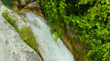 Yağmur ormanlarındaki şelale yukarıdan geliyor. Dağ ormanında tropik İnambakan şelaleleri. Filipinler, Cebu