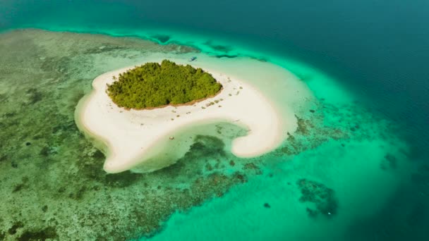 Isola Tropicale Con Spiaggia Sabbiosa Atollo Con Barriera Corallina Mare — Video Stock