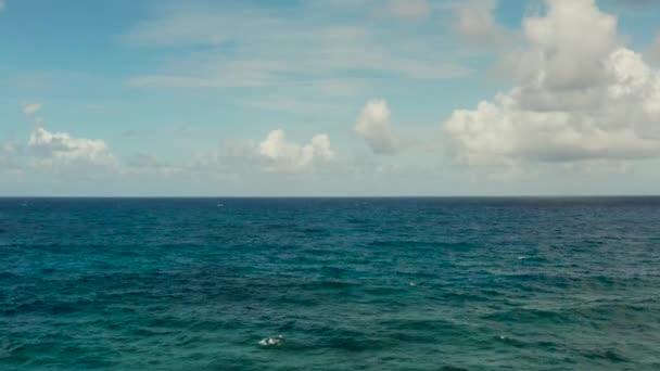 Powierzchnia Błękitnego Oceanu Falami Błękitne Niebo Chmurą Widok Lotu Ptaka — Wideo stockowe