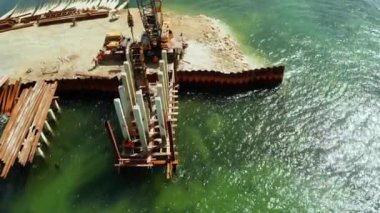 Yığın çekiç kullanılıyor. Siargao 'daki tropikal ada üzerinde inşa edilen köprü..