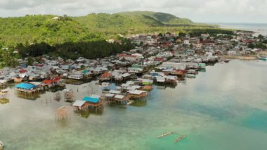 Denizin üstüne inşa edilmiş stilt evler köyü, üst manzara. Dapa, Siargao, Filipinler.