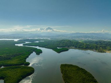 Mangrovlarla ve Kinabalu Dağı 'yla tropik bir manzara. Borneo, Malezya.