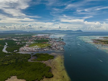 Semporna şehrinin panorama binaları. Borneo, Sabah, Malezya.