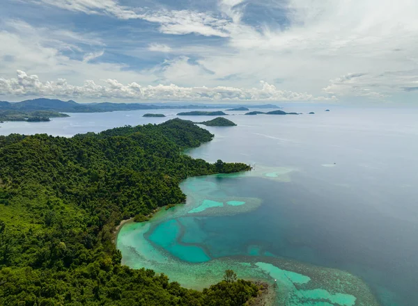 Drone Aéreo Costa Com Floresta Tropical Ilhas Tropicais Baía Bornéu — Fotografia de Stock