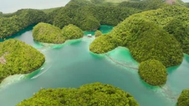 Sugba gölünün havadan görünüşü. Mavi deniz lagünüyle güzel bir manzara, Ulusal Park, Siargao Adası, Filipinler. Yaz ve seyahat tatil konsepti.