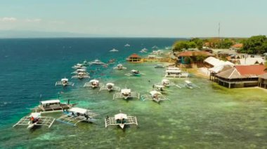 Turistler turkuaz su ve hava manzaralı mercan resiflerinde şnorkelle yüzerler. Moalboal, Filipinler. İnsanlar mercan resifleri arasındaki şeffaf denizde yüzerler. Yaz ve seyahat tatil konsepti.