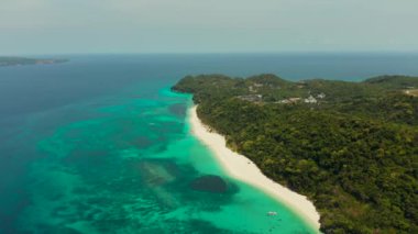 Turistler ve mavi berrak denizli kumsal. Yaz ve seyahat tatili konsepti. Boracay, Filipinler. Tropikal adada sahili olan deniz burnu. Deniz kabuğu kumsalı