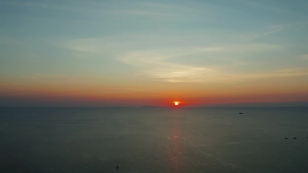 Ηλιοβασίλεμα Πάνω Από Την Επιφάνεια Της Θάλασσας Κύματα Εναέρια Θέα — Αρχείο Βίντεο