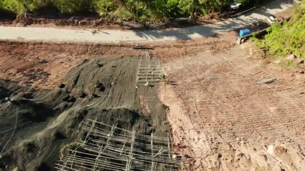 保护道路不受山体坡道 堆石坝及金属堆积物围网的影响 建造抗山体滑坡混凝土墙的工人防止山体滑坡 — 图库视频影像