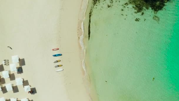 Praia Areia Tropical Com Espreguiçadeiras Baía Com Água Azul Hotel — Vídeo de Stock