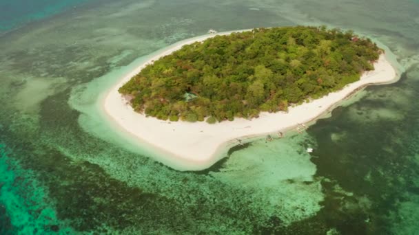 Μικρό Τροπικό Νησί Μια Ατόλη Όμορφη Αμμώδη Παραλία Που Περιβάλλεται — Αρχείο Βίντεο