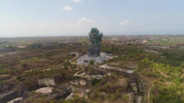 Luchtfoto Standbeeld Hindoe God Garuda Wisnu Kencana Standbeeld Bali Standbeeld — Stockvideo