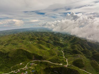 Dağların yamaçlarında hep yeşil bitkiler olur. Osmena Tepesi. Dağ manzarası. Cebu Filipinleri.