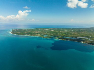 Tropikal adanın ve denizdeki kumsalın hava aracı. Bantay Adası, Filipinler.