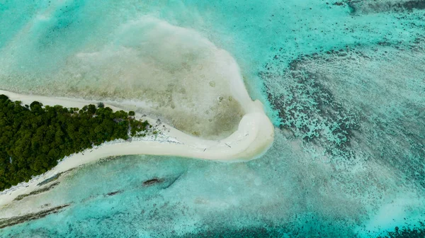 Tropikal adanın yukarıdan mercan resifi ve mercan manzarasıyla eşleşen havadan görüntüsü. Tun Sakaran Deniz Parkı. Borneo, Sabah, Malezya.