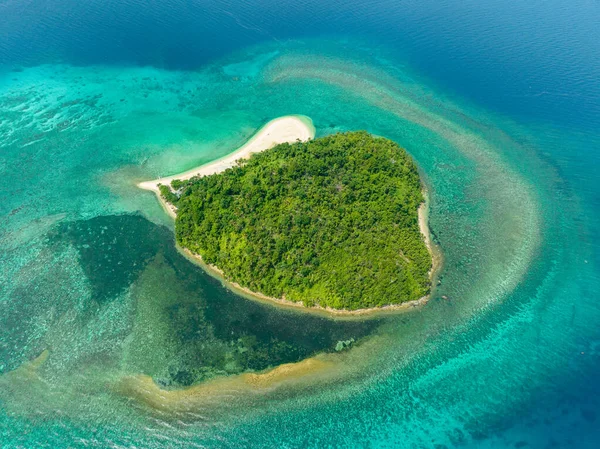 環礁とビーチと青い海の島の空中ドローン フィリピンのアグタヤ島 — ストック写真