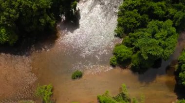 Yağmur ormanlarındaki taşların arasındaki dağ nehrinin en üst görüntüsü. Sri Lanka.