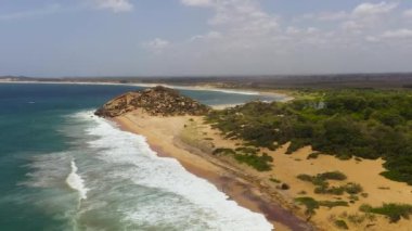 Güzel tropikal sahil ve mavi okyanusun hava aracı. Fil Kayası, Sri Lanka.