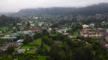 Nuwara Eliya 'nın güzel şehri, dağlarda Sri Lanka çay tarlalarının arasında yer alıyor..