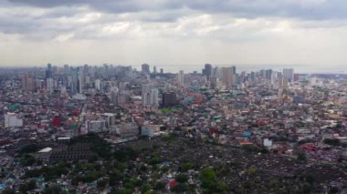 Manila 'daki gökdelenler ve iş merkezleri. Kentsel hava manzarası. Asya 'daki modern metropol, üst manzara.
