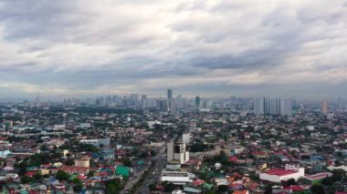 Manila şehrinin panorama manzarası. Gökdelenler ve büyük bir şehirdeki iş merkezleri. Seyahat tatili kavramı