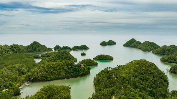 Colinas Piedra Caliza Una Hermosa Bahía Laguna Con Islas Tropicales — Foto de Stock