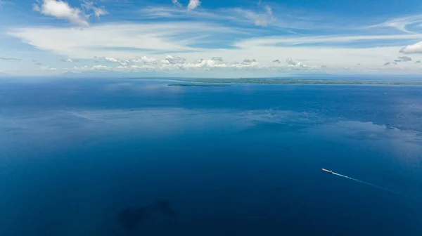 Modré Moře Vlnami Obloha Mraky Oceán Panorama — Stock fotografie