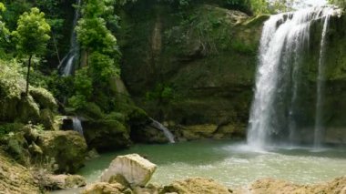 Ağır çekimde tropik bir şelale. Ben-Ben Şelalesi dağ ormanında. Zenciler, Filipinler.