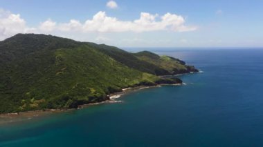 Adanın kumsalları ve yağmur ormanlarıyla dolu kıyılarının havadan görünüşü. Engano Burnu. Palaui Adası. Santa Ana Filipinleri.