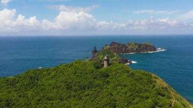 Tepedeki deniz fenerinin ve adalı mavi okyanusun havadan görünüşü. Engano Burnu. Palaui Adası. Santa Ana Filipinleri.