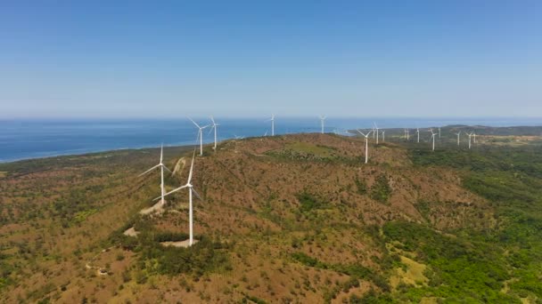 Luftaufnahme Einer Gruppe Von Windrädern Zur Erzeugung Erneuerbarer Elektrischer Energie — Stockvideo