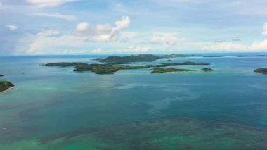 Adaları ve mercan resifleri olan deniz burnu, hava aracı. Caramoan Adaları, Filipinler. Yaz ve seyahat tatil konsepti.