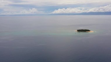 Mavi denizde kumlu bir sahil olan tropik bir ada. Mercan resifleri var. Rosa Adası, Filipinler.