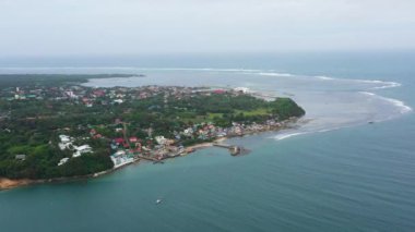 Deniz Burnu. Otelleri olan bir kasaba ve adada bir rıhtım, hava manzaralı. Bolinao şehri, Luzon adası..