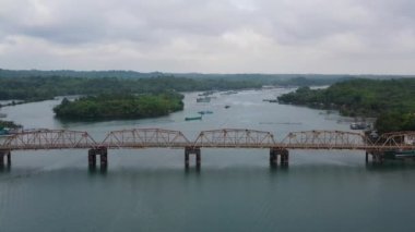 Bangus için balık göletlerinin havadan görünüşü, süt balığı. Balık çiftliği, en iyi manzara. Büyük ölçekli geleneksel yüzen balık çiftlikleri.