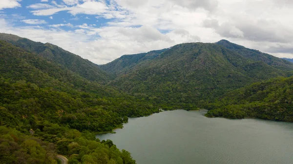 高山间的湖面被丛林覆盖着 斯里兰卡Loggal Oya水库 — 图库照片