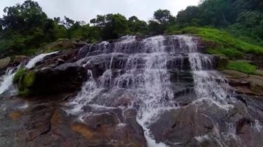 Ramboda Şelaleleri tropikal ormandaki bir dağ geçidinde. Sri Lanka.