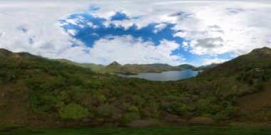Tropikal ormanlarla kaplı dağların arasındaki göl manzarası. Randenigala rezervuarı. Sanal Gerçeklik 360.
