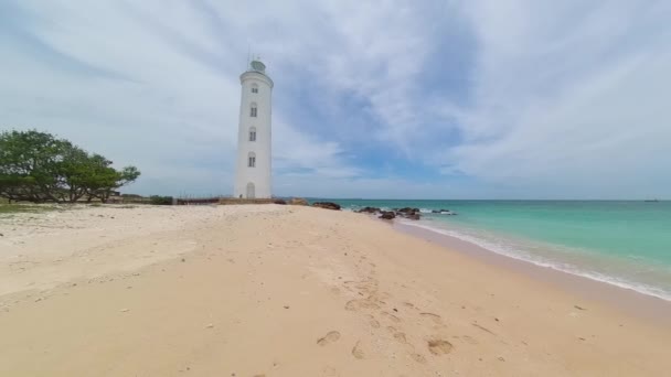 Tropikal Bir Kumsalda Deniz Feneri Faul Noktası Feneri Sri Lanka — Stok video