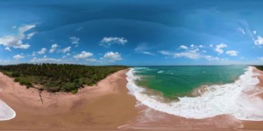 Tropik kumlu sahil ve mavi denizin insansız hava aracı. Sri Lanka, 360 panorama VR.