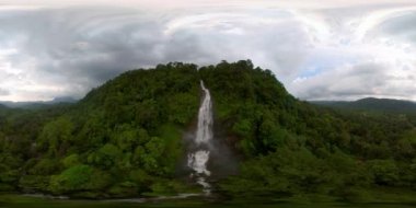 Mapalana Şelalesi 'nin hava aracı. Yağmur ormanlarındaki şelale, orman. Sri Lanka. VR 360.