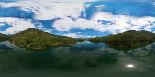 Letecký Pohled Jezero Mezi Zelenými Kopci Horami Tropickou Vegetací 360Video — Stock video