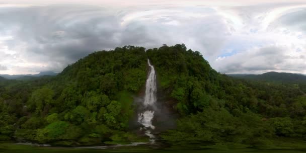 Flygdrönare Från Mapalana Falls Vattenfall Regnskogen Djungel Sri Lanka 360 — Stockvideo