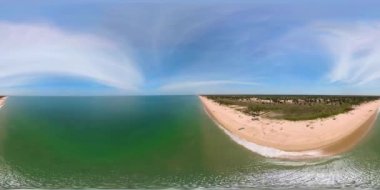 Tropik kumlu sahil ve mavi deniz. Sri Lanka, Nagarkovil Sahili. 360 panorama VR.