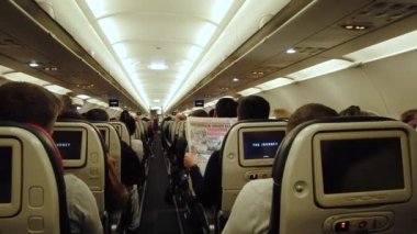 İstanbul 'dan Manila' ya uçuş - 27 Ekim 2019: Yolcularla dolu bir uçak kabini. Uçuş sırasında koltukları olan ticari uçağın içi. Seyahat kavramı.