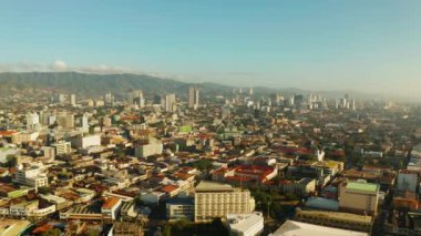 Cebu City, Cebu adasının büyük bir şehri, sabah erken saatlerde gökdelenleri ve konut binaları var. Filipinler.
